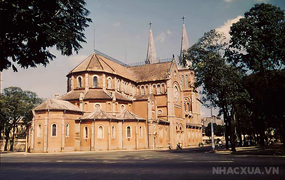 Nhà Thờ Đức Bà Sài Gòn năm 1956. Ảnh chụp từ phía đường Duy Tân