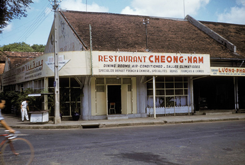 Sài Gòn 1958 - Góc Hai Bà Trưng - Nguyễn Siêu, phía sau nhà Quốc Hội. Ảnh: Richard C. Harris