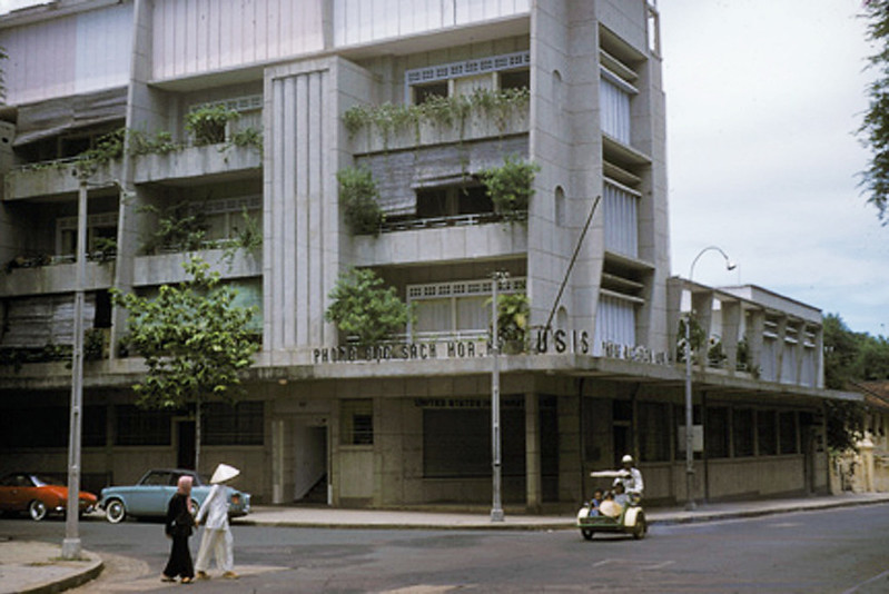 Sài Gòn 1958 - Thư viện USIS - Góc Hai Bà Trưng - Gia Long. Ảnh: Richard C. Harris