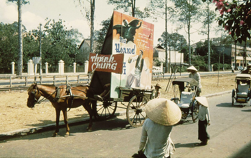 Đại lọ Hùng Vương với đường ray xe lửa nằm ở giữa. Trong ảnh là quảng cáo phim xinê rạp Thành Chung - Phim thần thoại Ca vũ nhạc Ấn Độ - Nói tiếng Việt Nam - Nữ Thần Người Dơi - Sài Gòn 1956