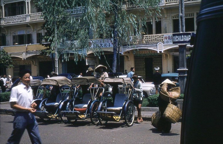 Xích lô trên đường phố Sài Gòn thập niên 1950