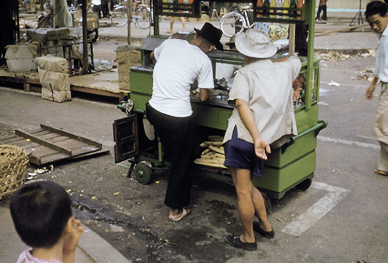 Sài Gòn 1958, Chợ Lớn - Quầy hàng di động. Ảnh: Richard C. Harris