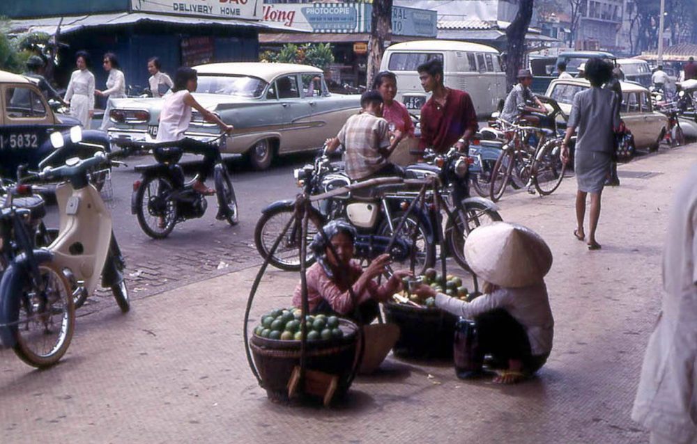 Những gánh hàng rong có mặt ở khắp các góc phố Sài Gòn. Ảnh: John F. Cordova