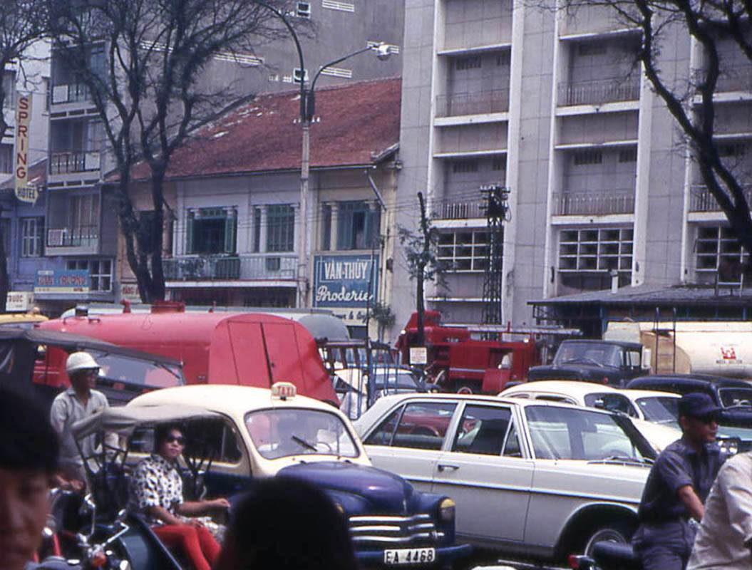 Hình ảnh đông đúc nhộn nhịp trên đường phố Sài Gòn xưa. Ảnh: John F. Cordova