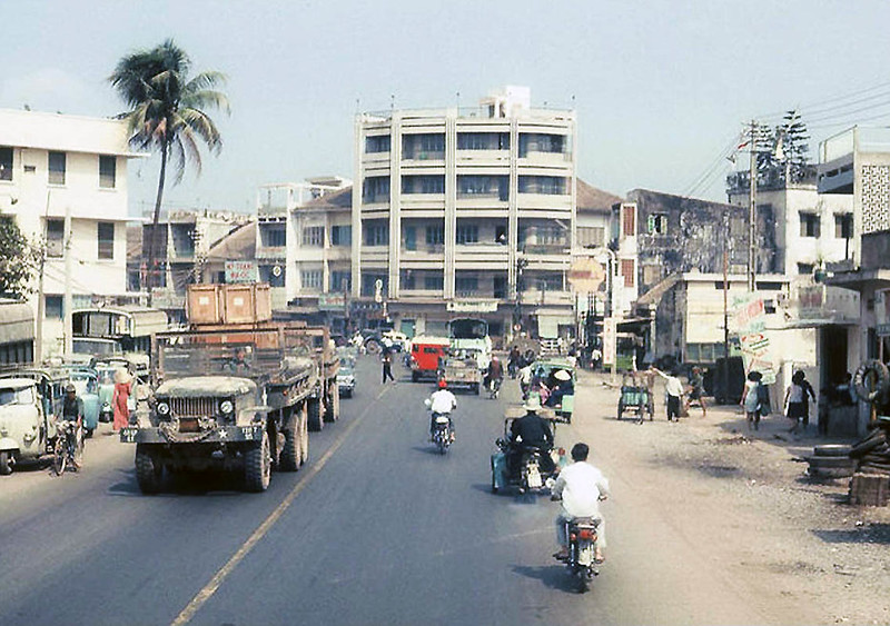 Ngã tư Phú Nhuận 1968 - Đường Võ Tánh, nay là Hoàng Văn Thụ. Bên mép trái ảnh là Bệnh viện Cơ Đốc. Ảnh: Darrel Lang