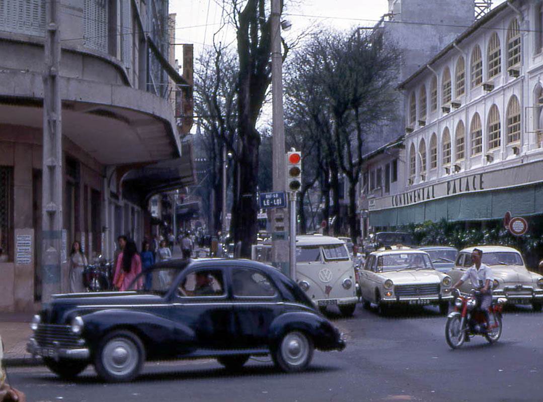 Đườnɡ Τự <mark>Do</mark> - Sài Gòn 1968 - Những chiếc xe ô tô thời thường đã trở nên phổ biến thời bấy giờ. Ảnh: John F. Cordova