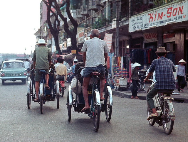 Sài Gòn tháng 10 năm 1968. Những chiếc xích lô trên đường Lê Lợi. Ảnh: Brian Wickham