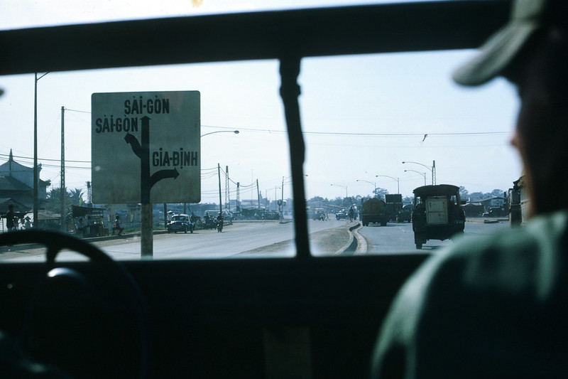 Trên xa lộ Saigon - Biên Hòa năm 1969, bên trái là chùa Phước Viên ở ngã tư Hàng Xanh. Ảnh: Larsdh