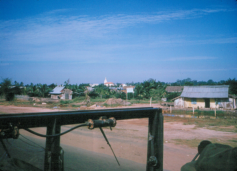 Xa lộ Sài Gòn - Biên Hòa năm 1965. Giữa ảnh là nhà thờ Gia Định trên đường Bùi Hữu Nghĩa - Ảnh: Bud Gross, Jr.