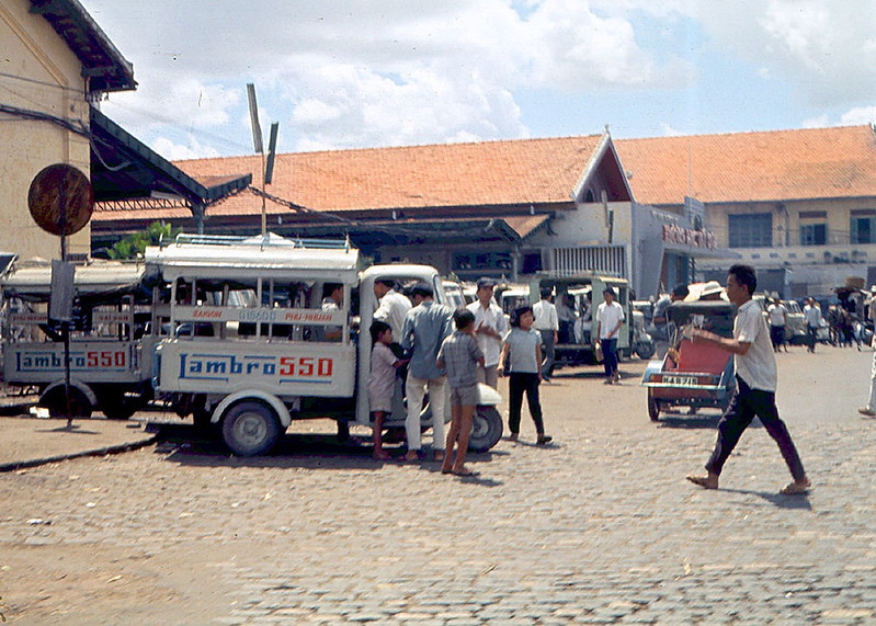 Xe lam ở Sài Gòn 1967-1968. (vị trí này là công viên 23-9 ngày nay)