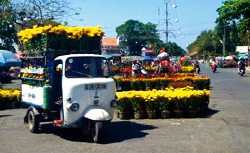 Xe lam chở hoa Tết ở Sài Gòn