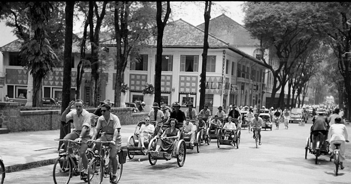 đường Tự Do: Với tên gọi đầy ý nghĩa, Đường Tự Do là một trong những con đường đẹp nhất ở Sài Gòn. Tại đây, bạn sẽ được chiêm ngưỡng những gam màu độc đáo, kiến trúc pha trộn giữa kiểu Pháp và Á Đông cùng những tinh hoa văn hóa của đất nước. Hãy đến Đường Tự Do và cảm nhận sự tự do của bản thân.