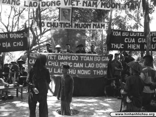 Một buổi Đấu tố địa chủ trong thời gian Cải cách ruộng đất tại Miền Bắc Việt Nam diễn ra.