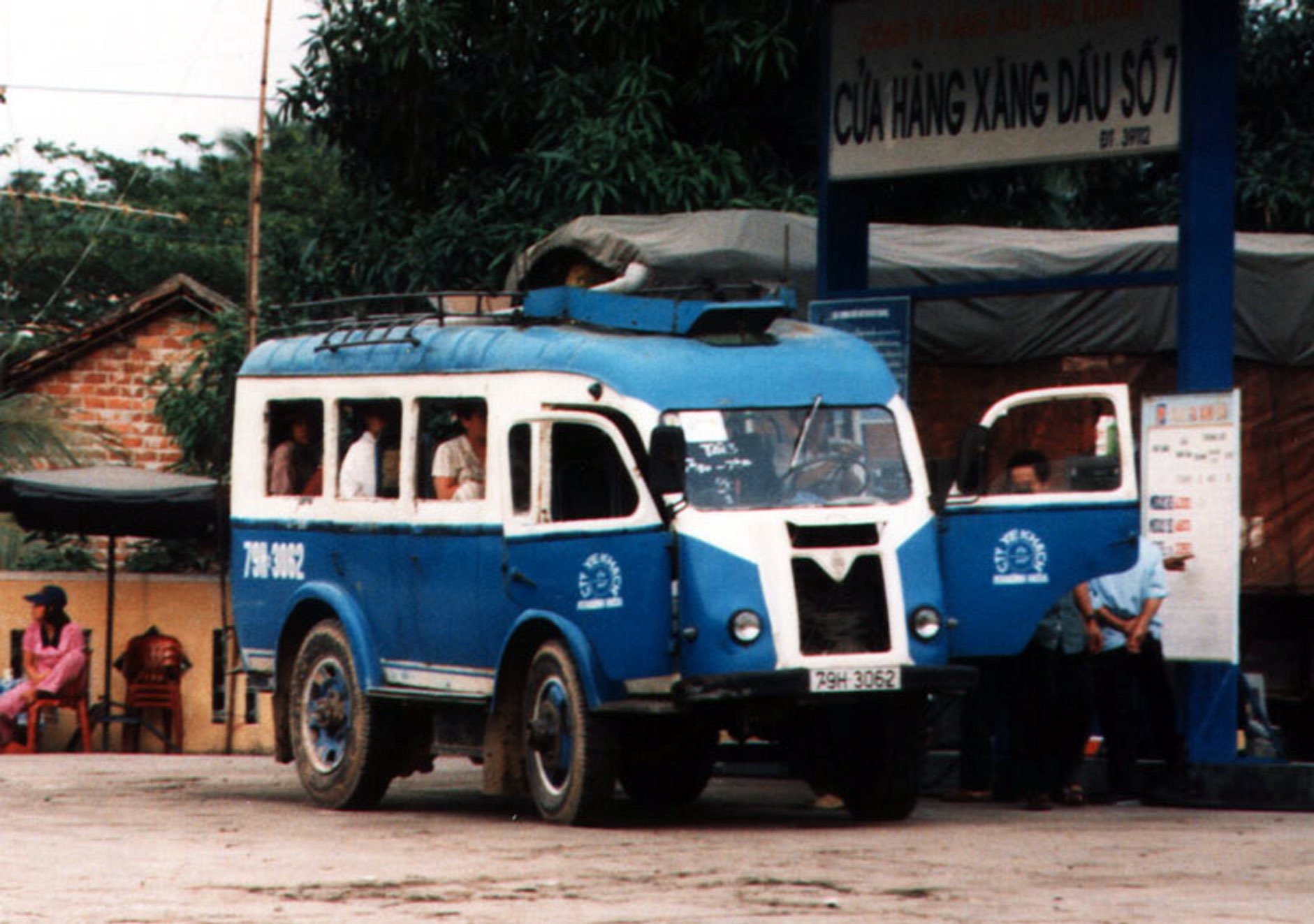 DLB - Câu chuyện về Xe đò chạy bằng than