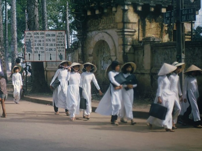 Hai phía cầu Bông