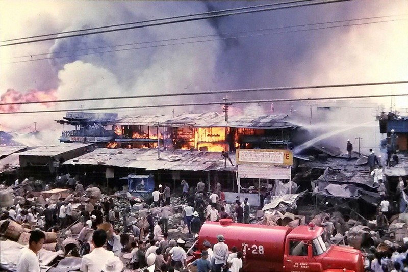 Tận mục vụ cháy chợ Cầu Ông Lãnh ở Sài Gòn năm 1971