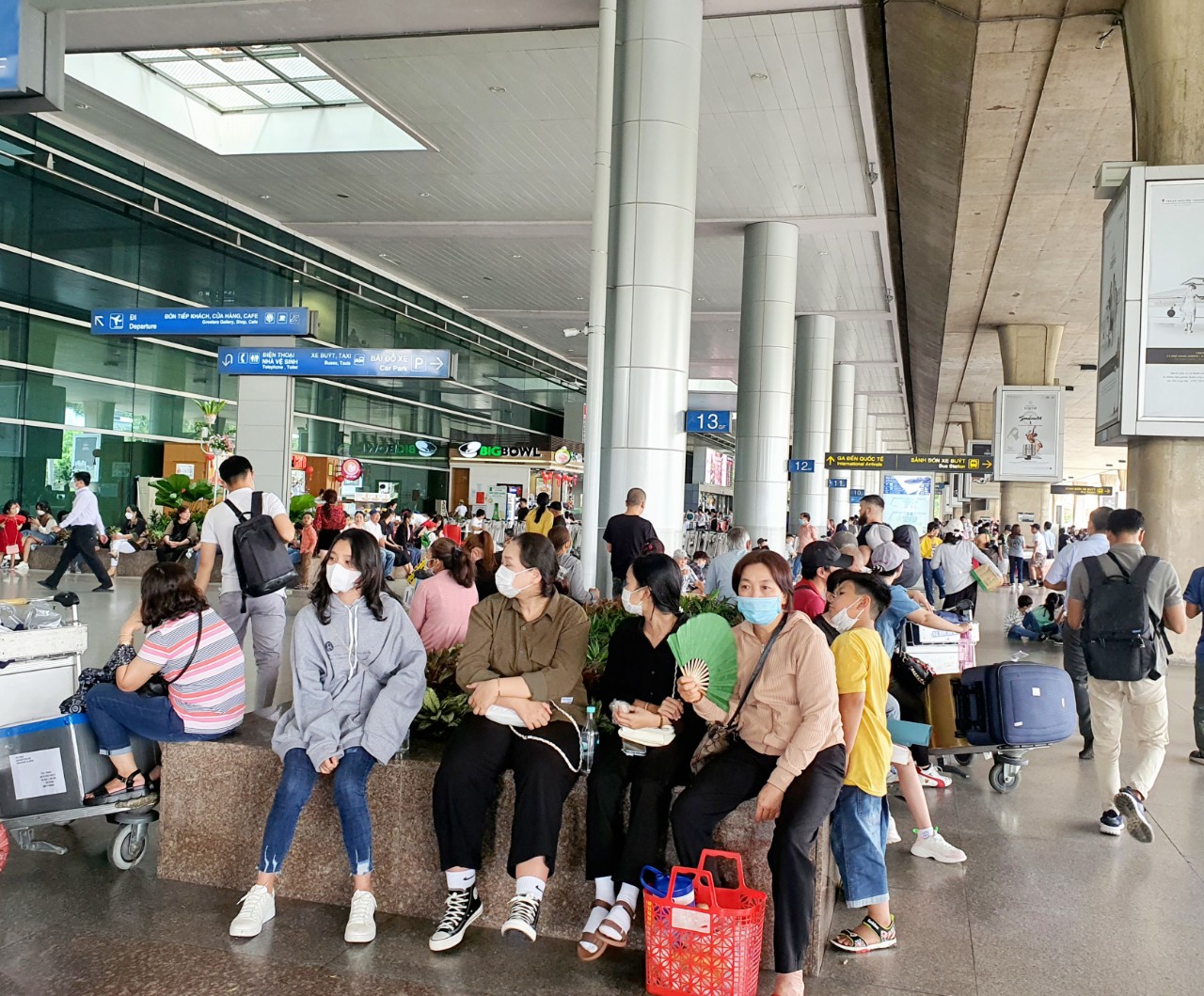 Hàng ngàn người đứng, ngồi ở sân bay Tân Sơn Nhất chờ đón Việt kiều