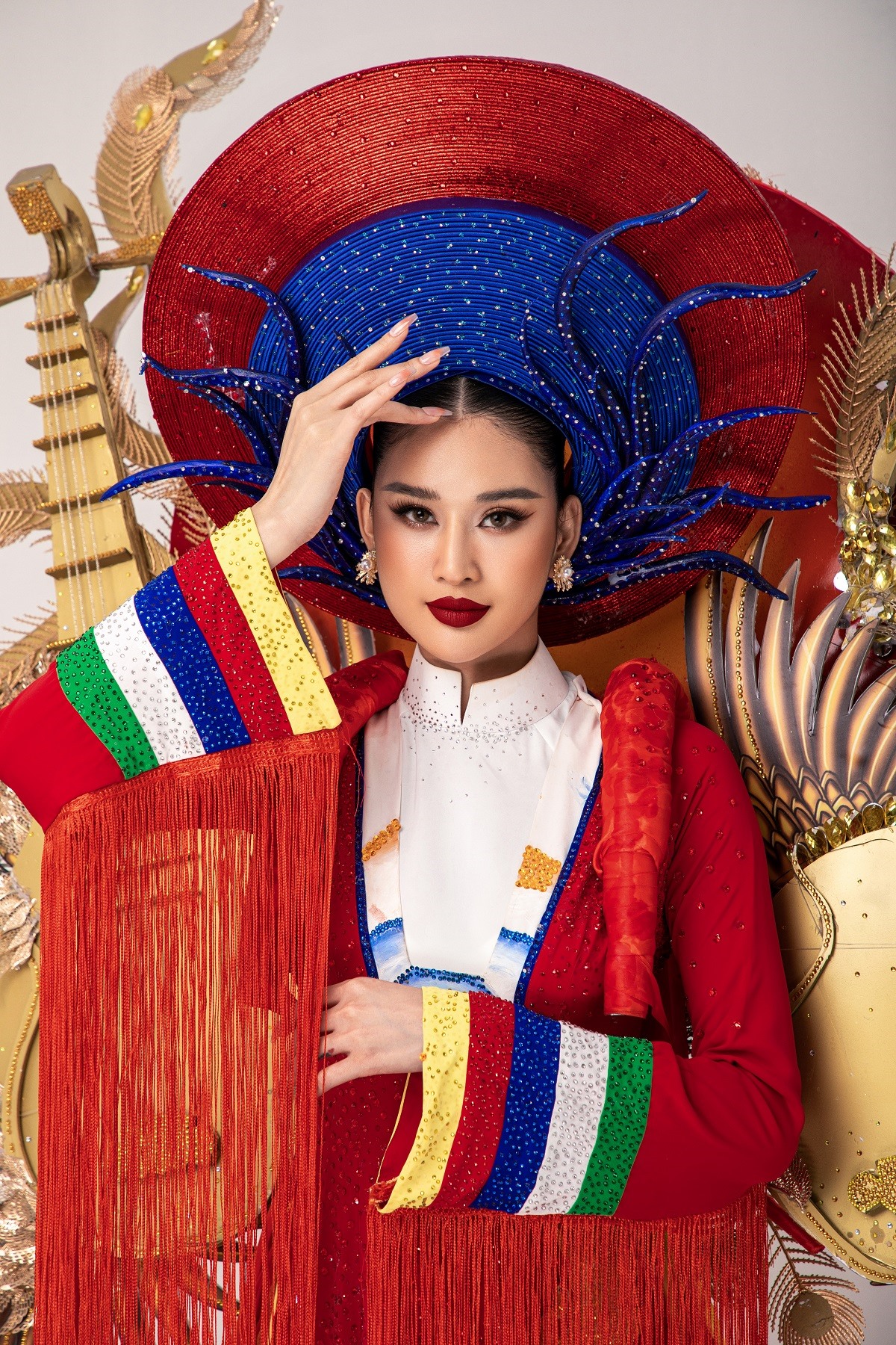 Nguyễn Nga mang trang phục dân tộc Nhã nhạc đến Miss Tourism International