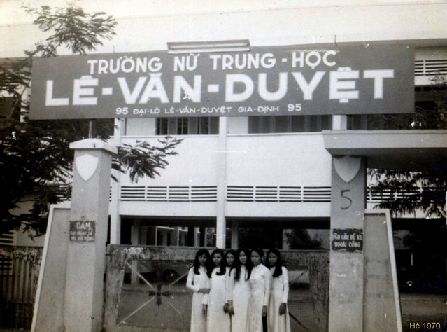 Nhìn lại các trường nữ trung học nổi tiếng của miền Nam trước năm 1975