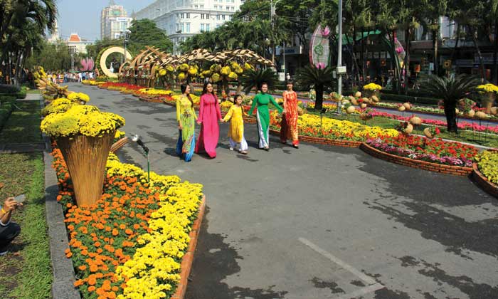 Sài Gòn có những mùa yêu, Họa sĩ Trần Thùy Linh, Sài Gòn xuôi ngược, kiến  trúc, đời sống