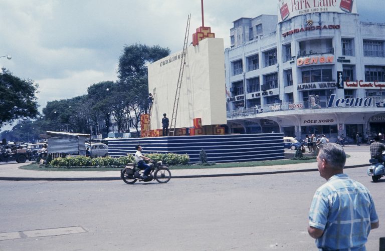 Review Những hình ảnh về Vòng xoay Cây Liễu đường Nguyễn Huệ trước 1975 – Một  thời đã xa | Viết bởi Lê ♻️Văn