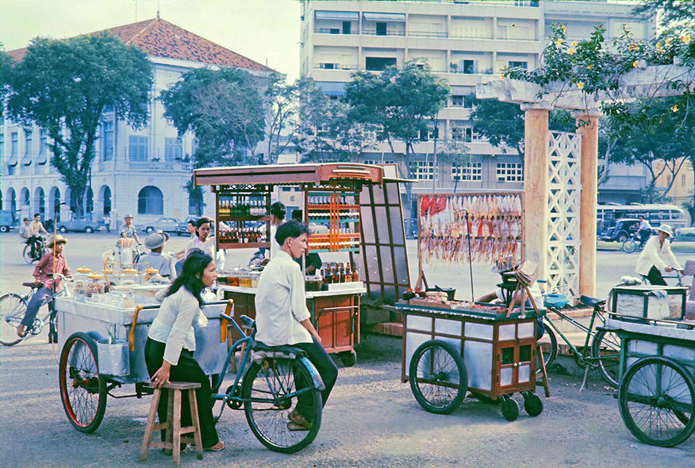 Hình ảnh những gánh hàng rong và quầy giải khát trên đường phố Sài Gòn xưa