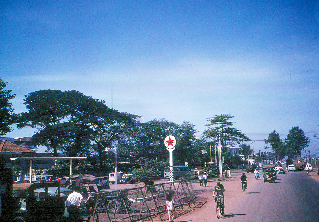 SAIGON 1965 - Cây xăng CALTEX góc Võ Tánh-Cách Mạng 1-11 (… | Flickr