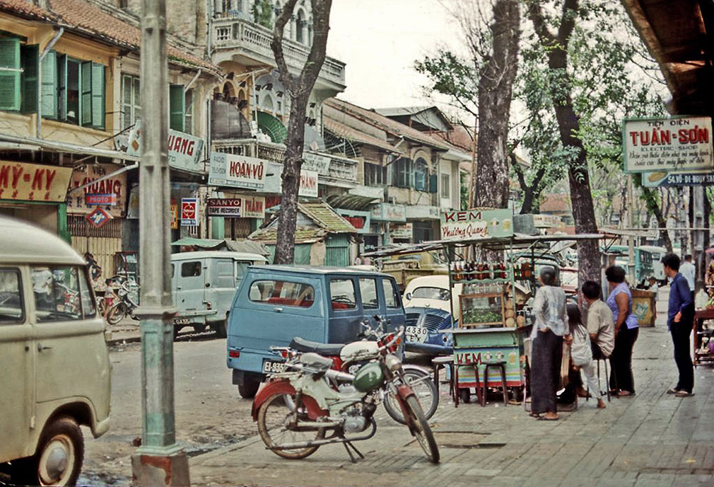 Hình ảnh những gánh hàng rong và quầy giải khát trên đường phố Sài Gòn xưa